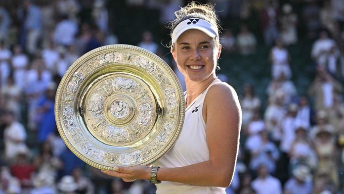 Linda Nosková s mísou Venus Rosewaterové pro vítězku Wimbledonu