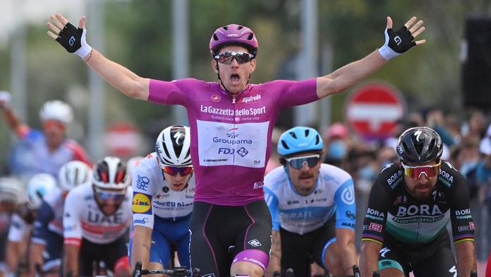 Démare na Giru vyhrál už počtvrté! Sagan ho v Rimini naháněl marně