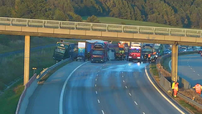 Dálnici D1 zablokovala nehoda čtyř kamionů. K nehodě stačila chyba řidiče