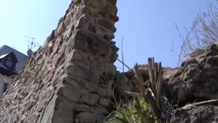 Gotický hrad ohrožuje rodinné domy na Teplicku