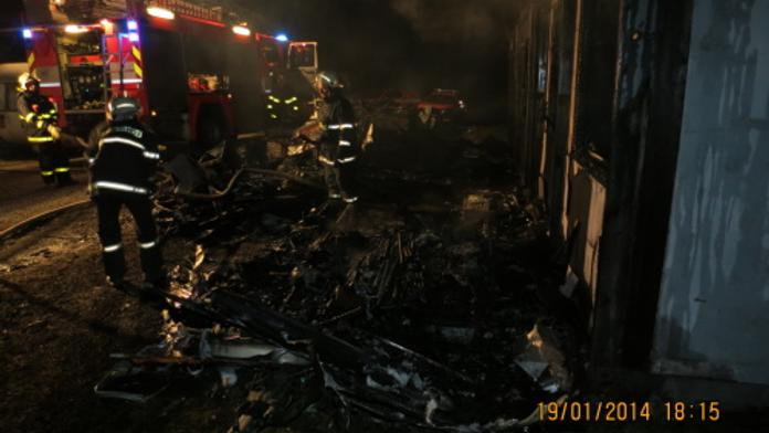 Plameny pohltily chatky a karavany u oblíbené přehrady! Zasahovalo šest jednotek!