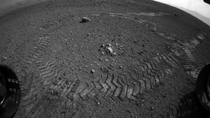 Vozítko Curiosity má za sebou první úspěch na Marsu