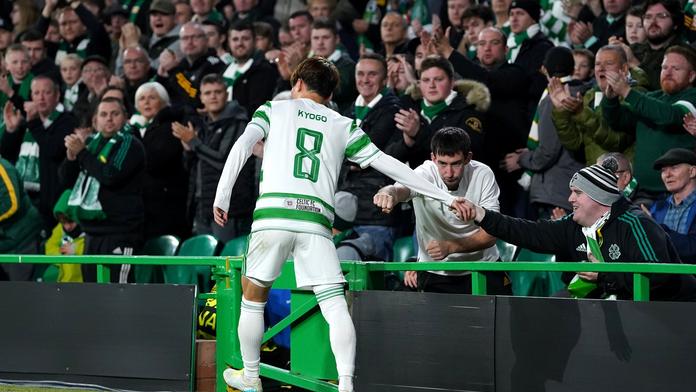 Japonský fotbalista miláčkem fanoušků! Po vystřídání během zápasu uklízel hřiště