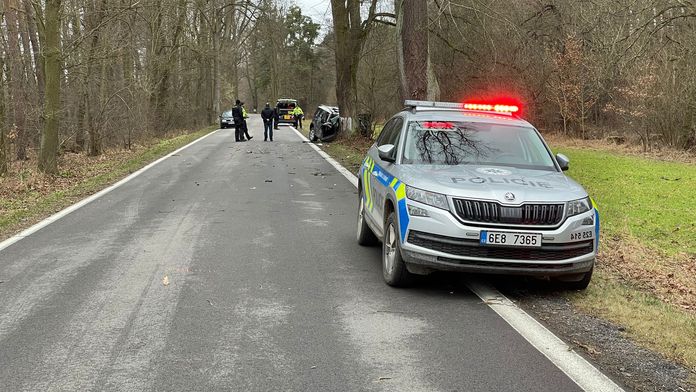 Auto na Přeloučsku narazilo do stromu. Řidič na místě zemřel