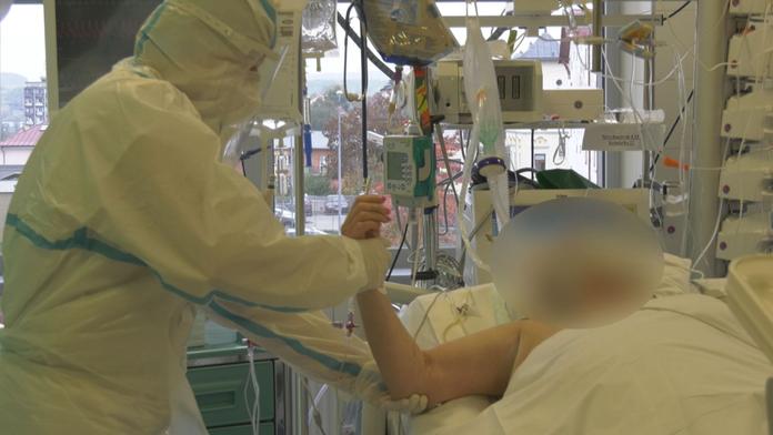 Jak se liší třetí vlna od první? Větší problém pro mladé a ženy!