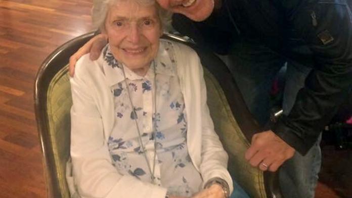 To je frajer! Fanynka (87) slavila, George Clooney jí přišel popřát!