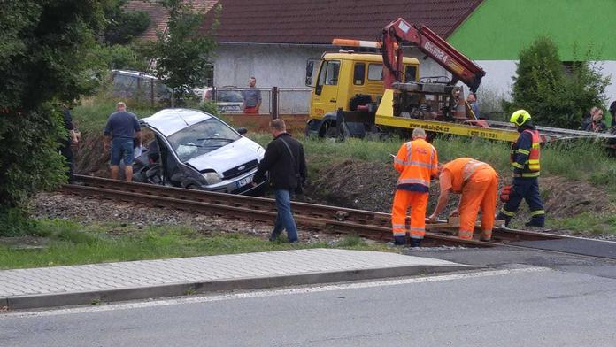 Auto vjelo na přejezd a srazil ho vlak. Chlapec (2) nehodu nepřežil
