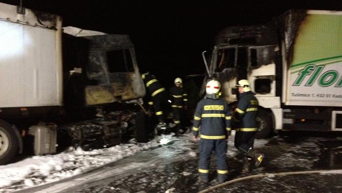 FOTO HRŮZY: U Velvar shořely po nehodě s Audi dva kamiony!