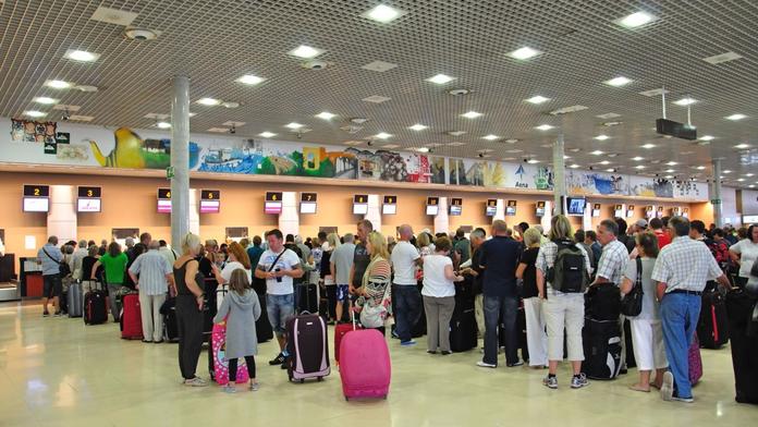 První oběť krachu cestovky Thomas Cook. Žena zemřela při čekání na let