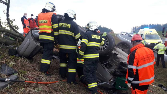 Řidič na Mostecku neudržel auto na silnici, na místě zemřel