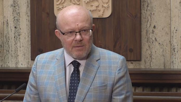 Nemocnicím hrozí konec dodávek energií. Pokud je nezajistíme, rezignuji, řekl Válek