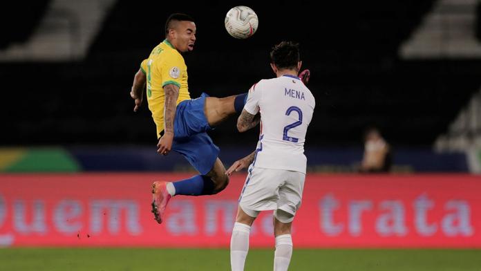 Zkrat brazilské hvězdy. Kung-fu kopem sestřelil protihráče