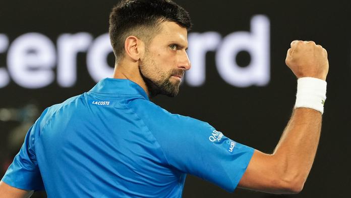 Bitvu titánů ovládl Djokovič. Srb i přes zdravotní problémy zdolal Alcaraze