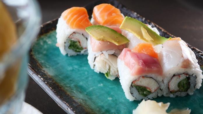 Masivní otrava v sushi restauraci. Onemocnělo sto lidí