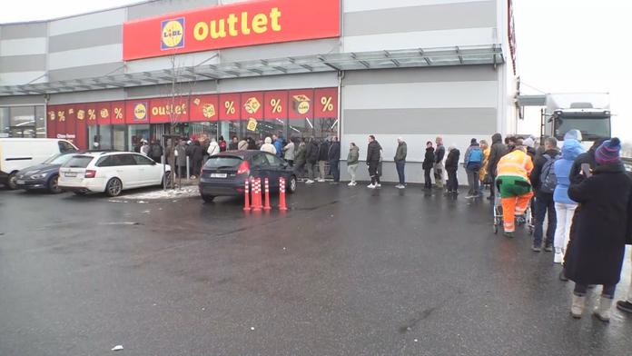 Fronta u obchodního řetězce Lidl