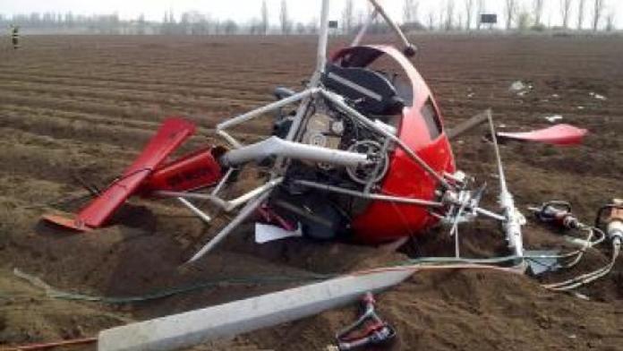 Při pádu vrtulníku zemřel pilot, druhý muž bojuje o život v nemocnici. GALERIE