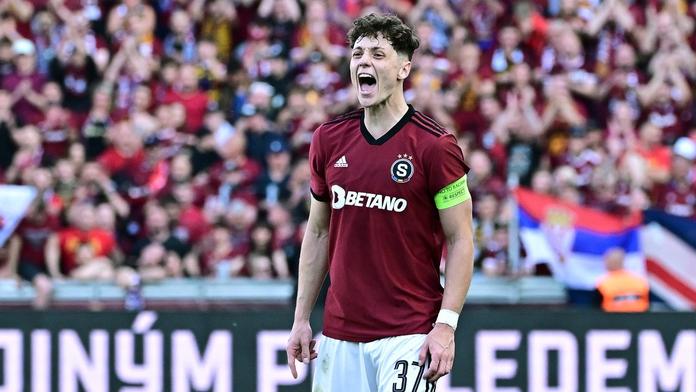 Sporný moment z derby rozsekla komise. Krejčí neměl dostat červenou
