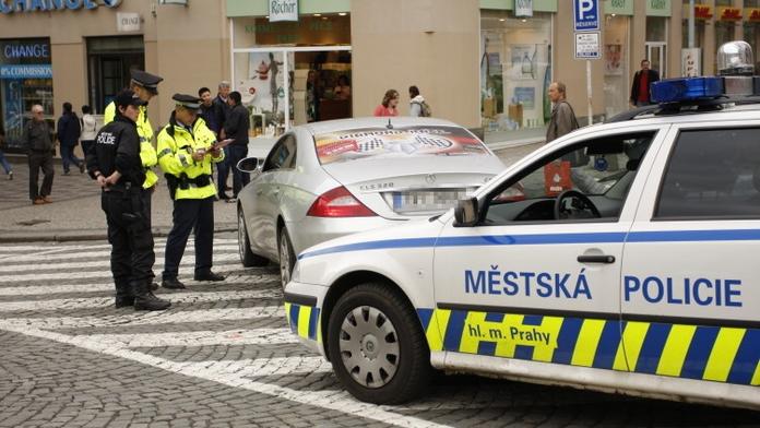 Zběsilá honička: Strážníkům v Praze zjížděl zdrogovaný řidič!