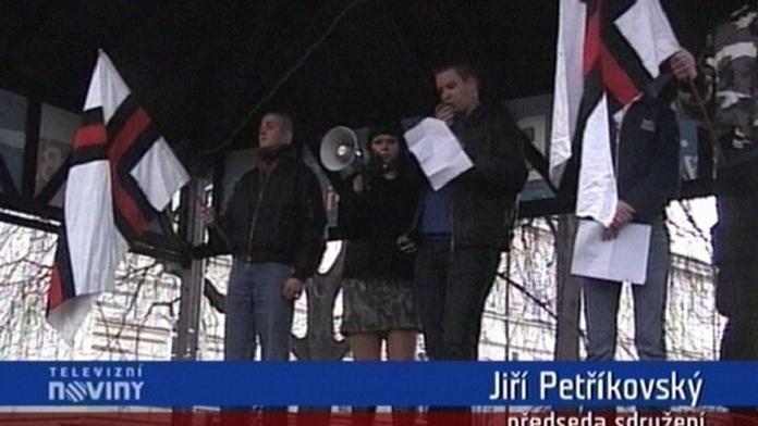 Demonstrace desítek pravicových extremistů