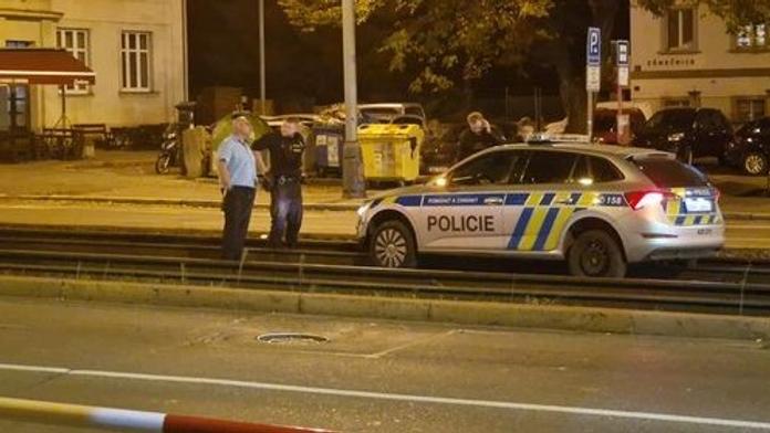 Policisté na kolejích na Smíchově