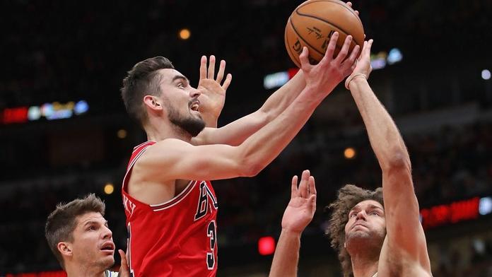 Chicago s nejlepším týmem NBA padlo i potřetí, Saty dal 10 bodů