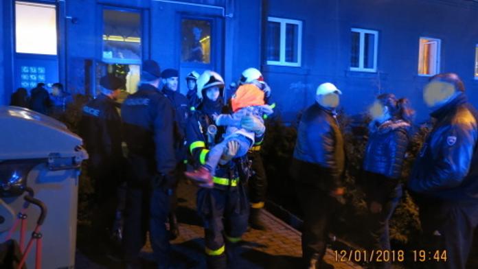 Hasiči z hořící ubytovny vynášeli děti v náručí, evakuovali 106 lidí