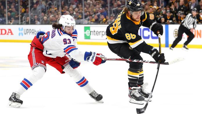 Pastrňák s Krejčím rozhodli o výhře Bostonu. Zářili i Vrána s Voráčkem