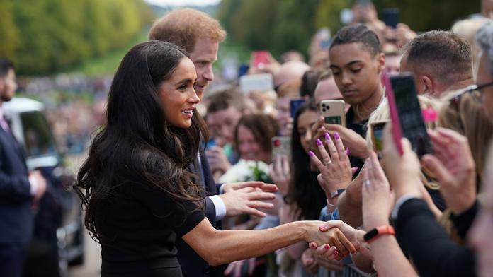 První portrét nejužší královské rodiny. Harry a Meghan mají konečně jasno