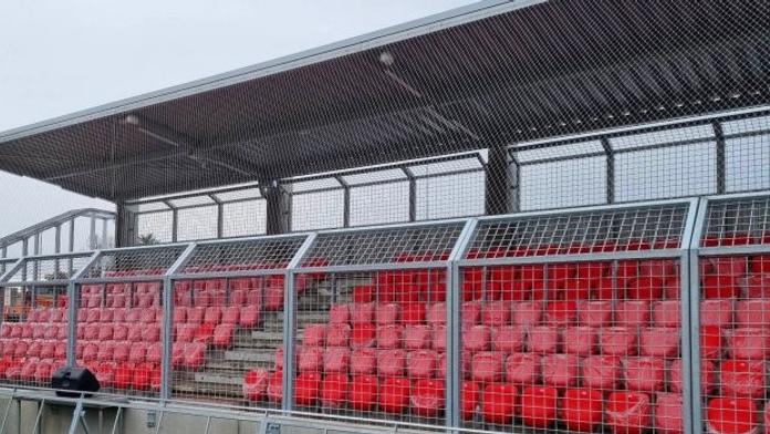 Fotbalové Pardubice pod palbou kritiky. Sektor hostů vypadá jako klec