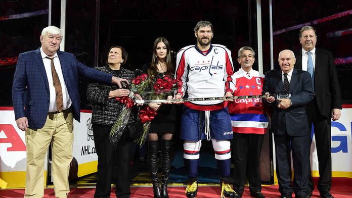 Washington si pojistil vedení v NHL, Ovečkin převzal trofej