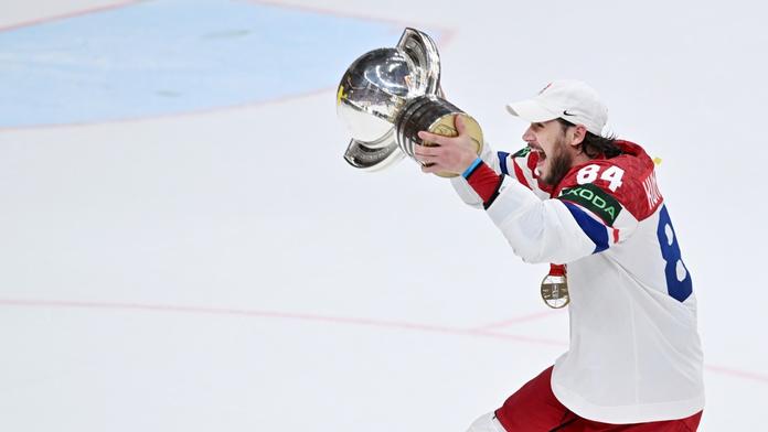 Tomáš Kundrátek s trofejí pro mistry světa