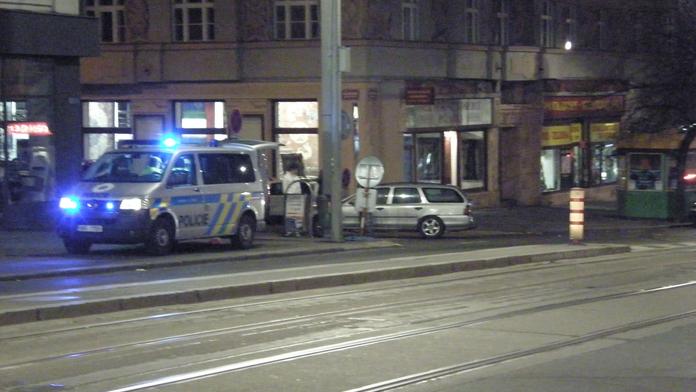 Na kolečkových bruslích předjížděl auto. Skončil v nemocnici