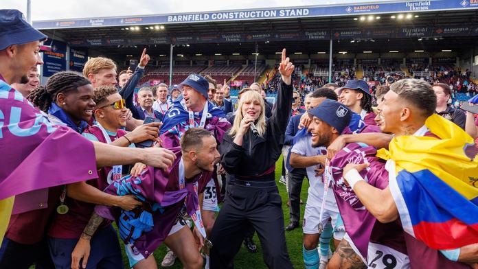 Hráči Burnley a Natasha Bedingfieldová