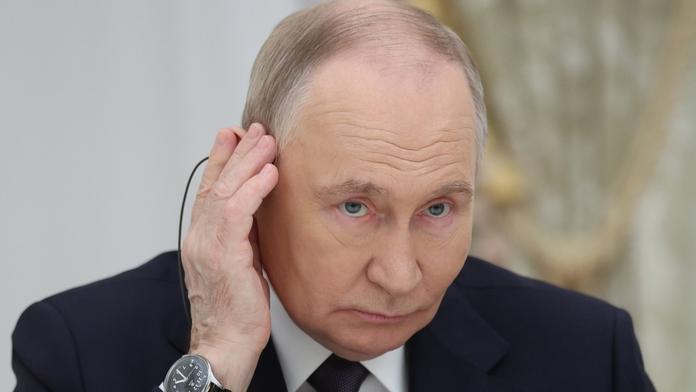 Putin má na krku pořádný skandál. Před zraky všech políbil teprve 10letou dívku