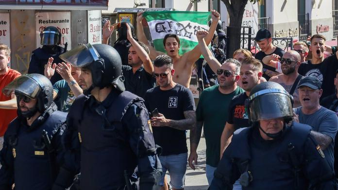 Fanoušci Feyenoordu za doprovodu policie