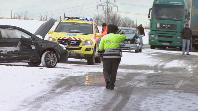 Nehoda zablokovala dálnici! Kolony až 13 km, zdržení 80 minut