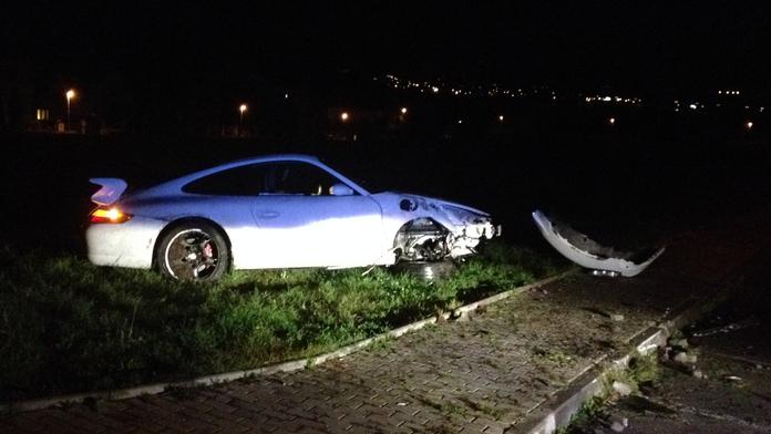 V Praze někdo sešrotoval Porsche a utekl!