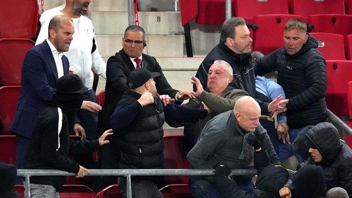 Muž se postavil nájezdu ultras. Ubránil rodiny hráčů a Kladiváři ho chtějí v Edenu