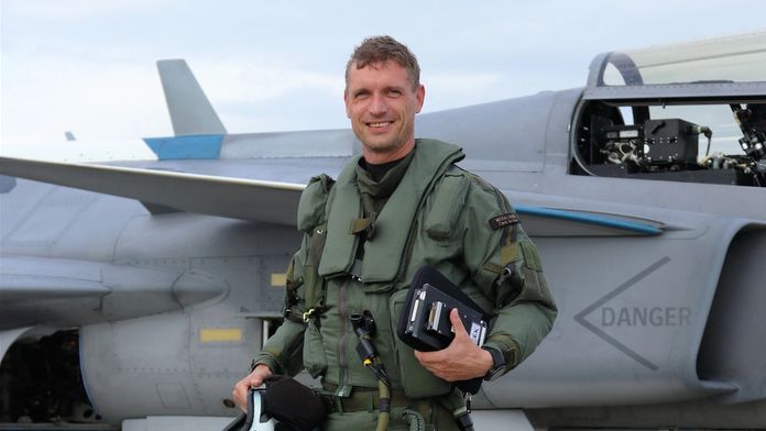 Český pilot nalétal 2 tisíce hodin na gripenu, teprve jako druhý na světě