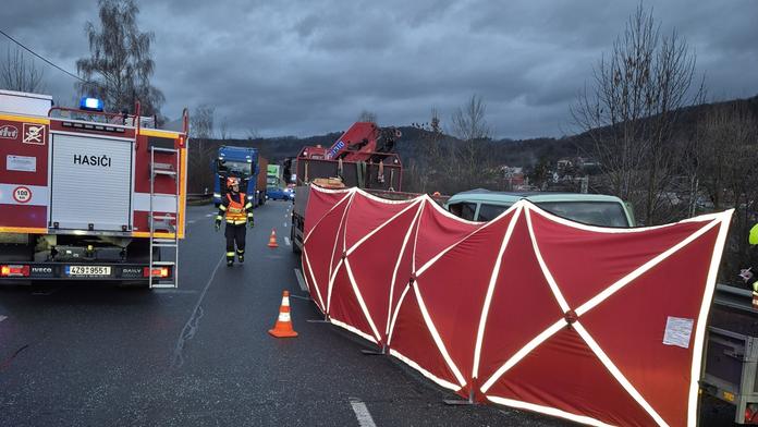 Dvě tragédie během jednoho rána. Vážně zraněným řidičům už nebylo pomoci