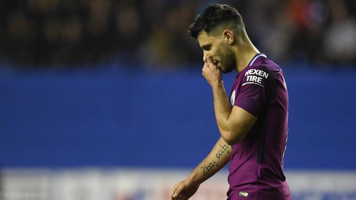 Nervy nadranc! Aguero se po blamáži ještě porval s fanouškem