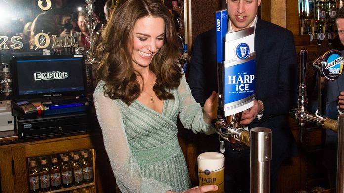 Vévodkyně Kate točí pivo