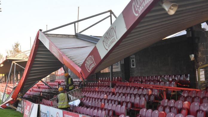 Hurikán vzal fotbalovému stadionu střechu! Hrála tam i Slavia