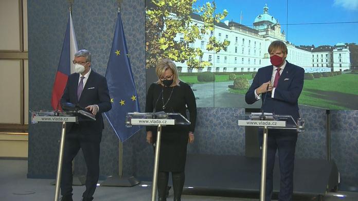 Vláda jednala o armádě v nemocnicích i očkování v lékárnách
