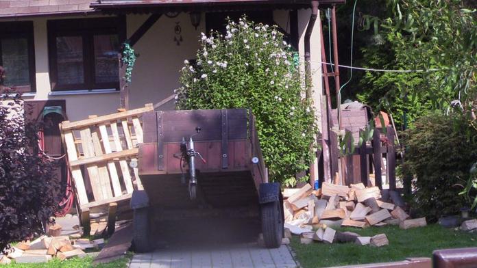 Muž skončil zavalený pod fůrou dřeva, už mu nebylo pomoci