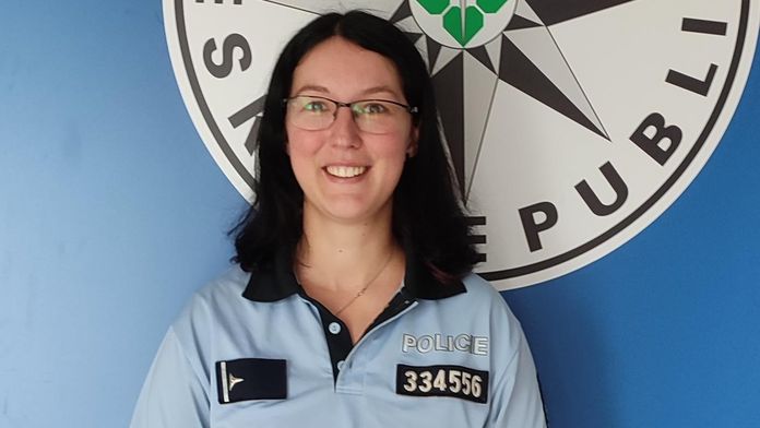 Zoufalá žena se chtěla oběsit na šále. Policistka s ní vyjednávala na stromě