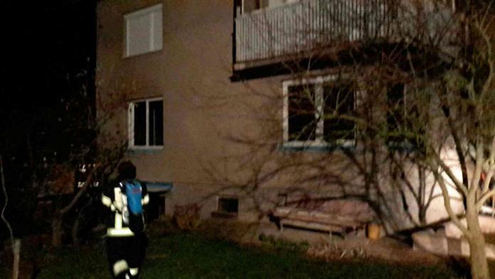 Rodinný dům v plamenech! Uvnitř našli hasiči ohořelé tělo