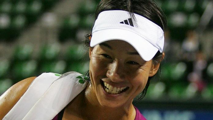 Babička spí jako dítě a rozdává kanáry. Dateová přepsala historii