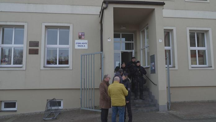 Policie u základní školy 