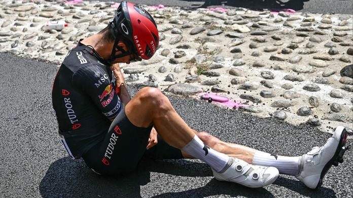 Bláznivý den na Tour. Cyklista si po pádu nahodil rameno, pak myslel, že vyhrál